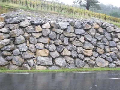 Enrochement sur axe routier
